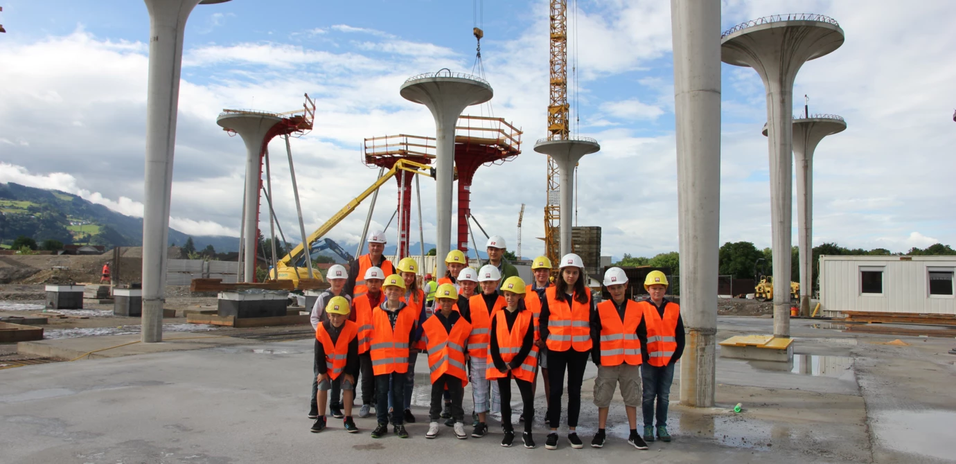 Die Teilnehmer des Vorarlberger Zukunftstages konnten sich auf der Baustelle der Raststation Hörbranz selbst ein Bild vom Baustellenalltag machen. Die Teilnehmer des Vorarlberger Zukunftstages konnten sich auf der Baustelle der Raststation Hörbranz selbst ein Bild vom Baustellenalltag machen.